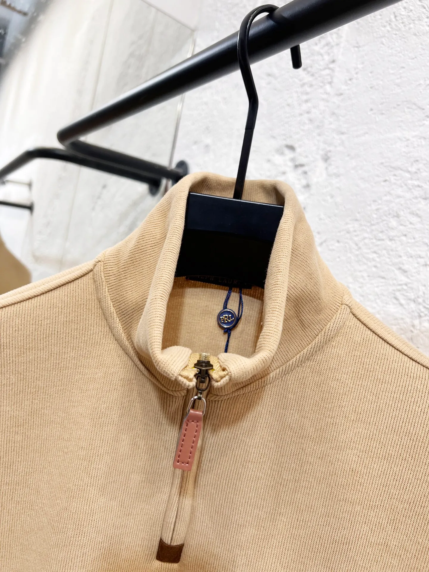 P196 Style number: T69 2235# Actual pictures! ! Ralph Lauren Minnie fabric long-sleeved half-zip sweatshirt. Color: black, oatmeal gray, camel, dark gray, light gray, navy blue, milk white. A total of 7 colors. Size: M-100-120 catties L-120-140 catties XL-140-160 catties 2XL-160-180 catties